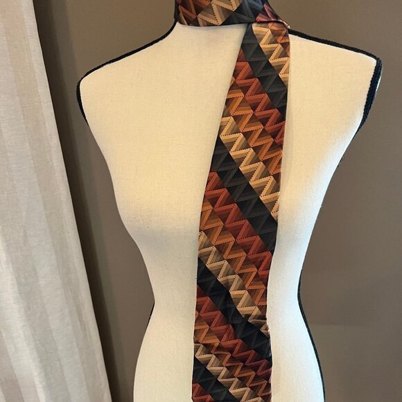 Men's Brown Zig Zag Pierre Cardin 100% Silk Tie - Picture 1 of 5